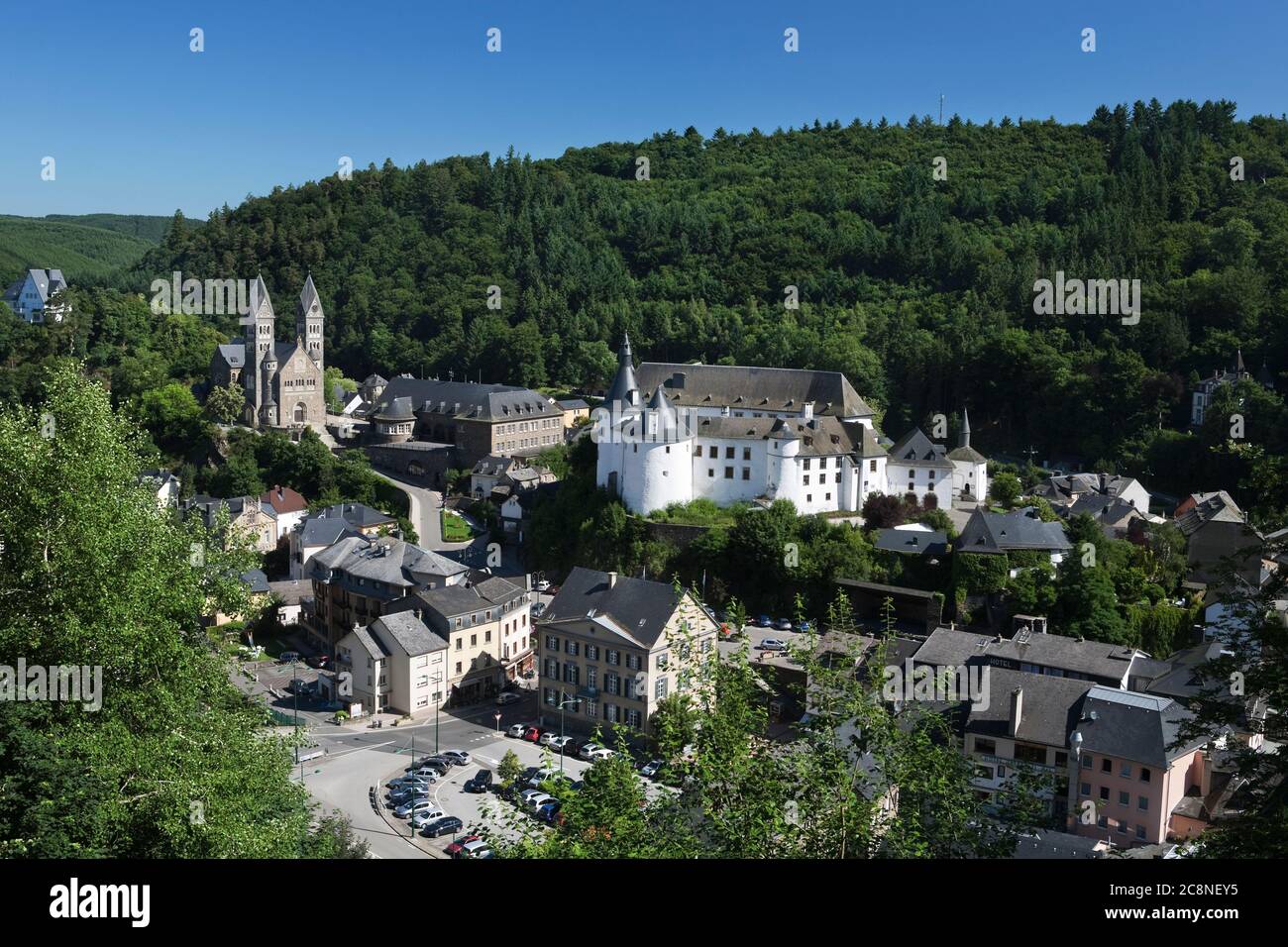Vista su Clervaux con Abbazia di Saint Maurice e Saint Maur e il castello, Clervaux, Lussemburgo, Europa Foto Stock