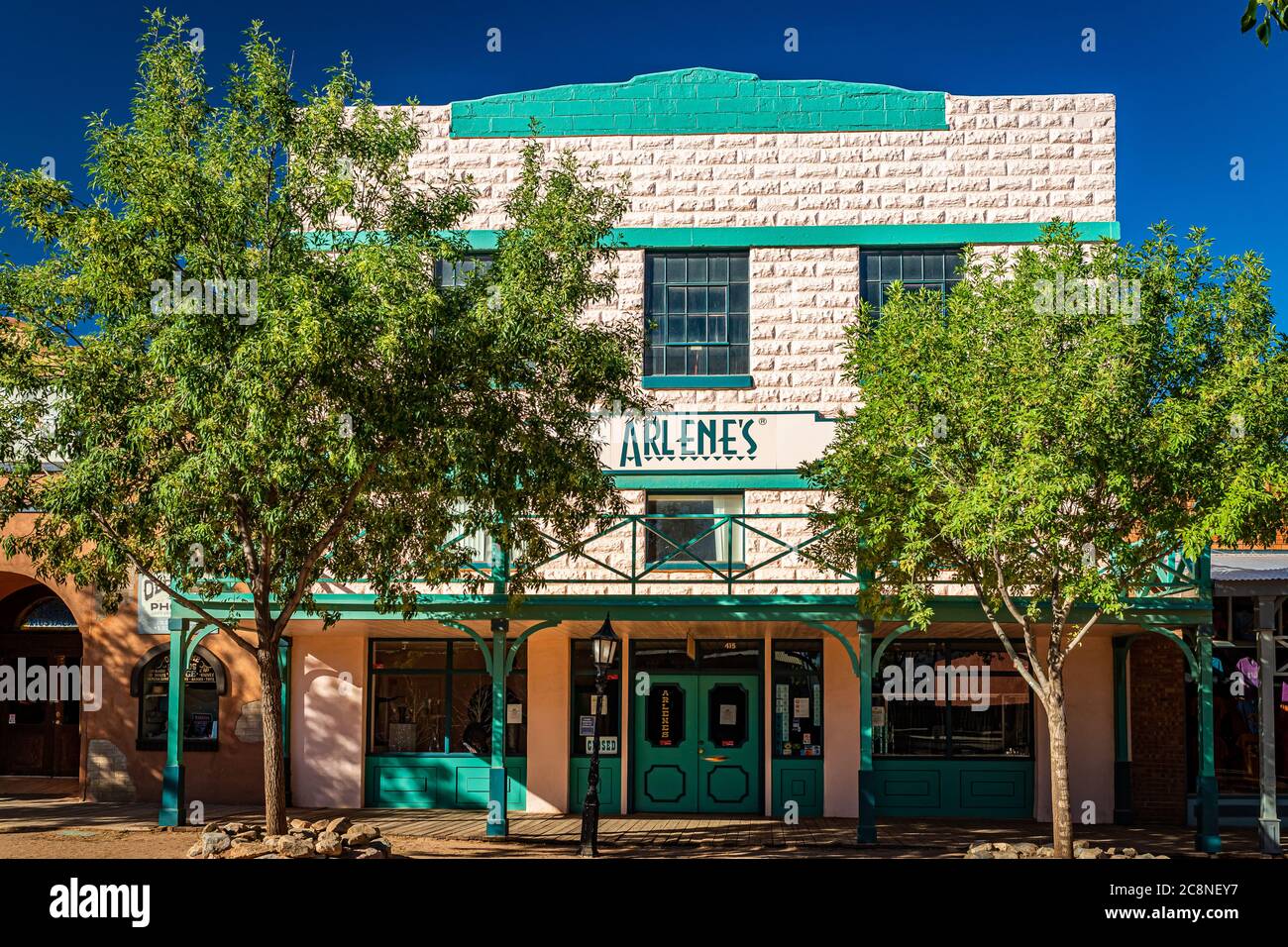 Tombstone, Arizona, USA - 2 marzo 2019: Vista mattutina di Arlene's su Allen Street nel famoso quartiere storico di Old West Town Foto Stock