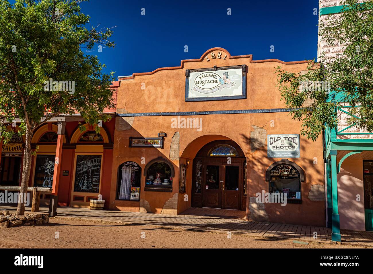 Tombstone, Arizona, USA - 2 marzo 2019: Vista mattutina di Madame Moustache su Allen Street nel famoso quartiere storico della città del Vecchio West Foto Stock