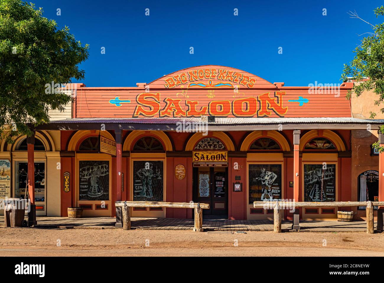 Tombstone, Arizona, USA - 2 marzo 2019: Vista mattutina del Big Nose Kate's Saloon su Allen Street nel famoso quartiere storico di Old West Town Foto Stock