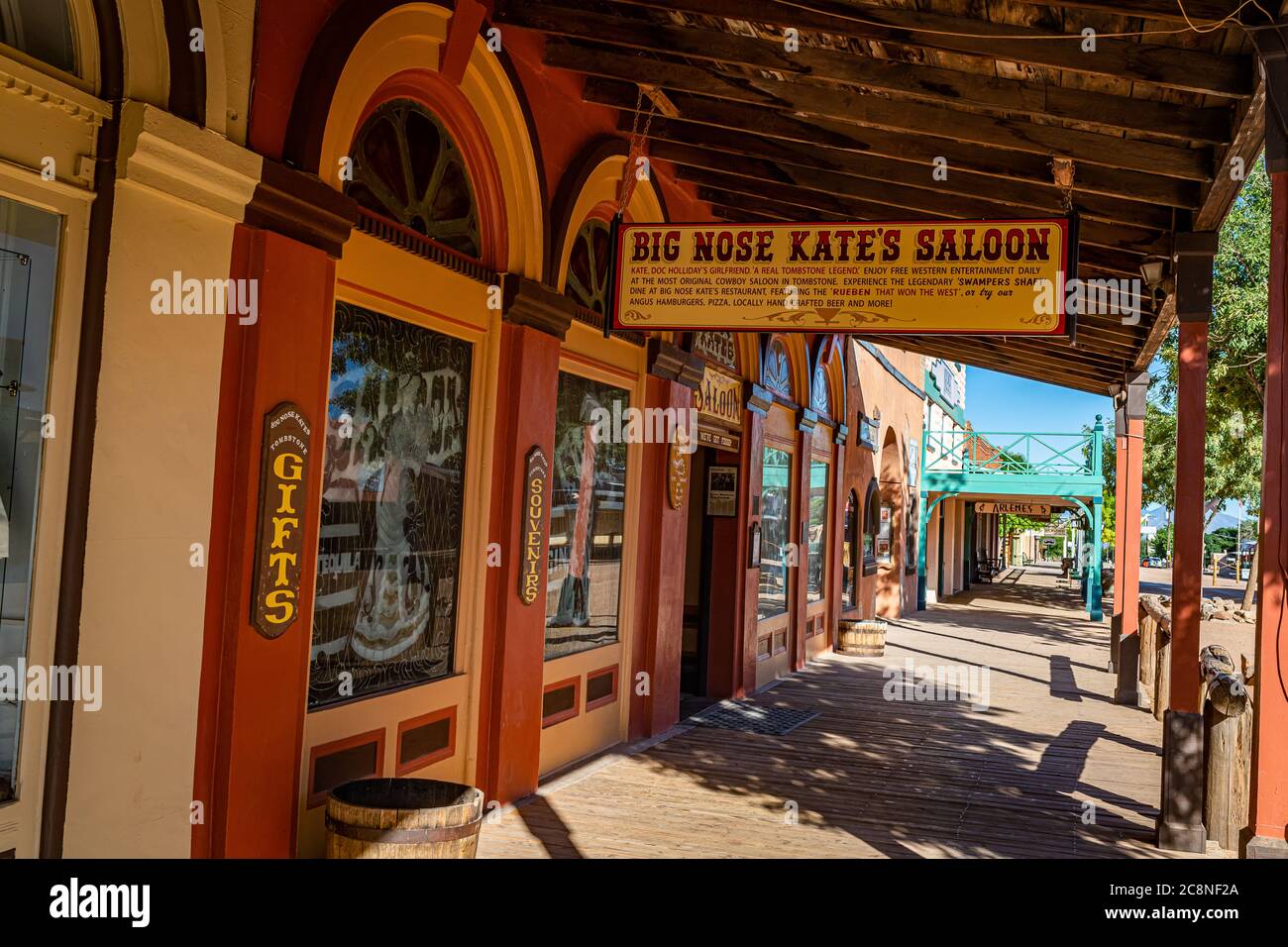 Tombstone, Arizona, USA - 2 marzo 2019: Vista mattutina del Big Nose Kate's Saloon su Allen Street nel famoso quartiere storico di Old West Town Foto Stock