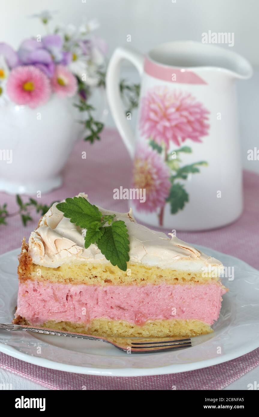 torta alla crema di fragole con meringa sul piatto Foto Stock