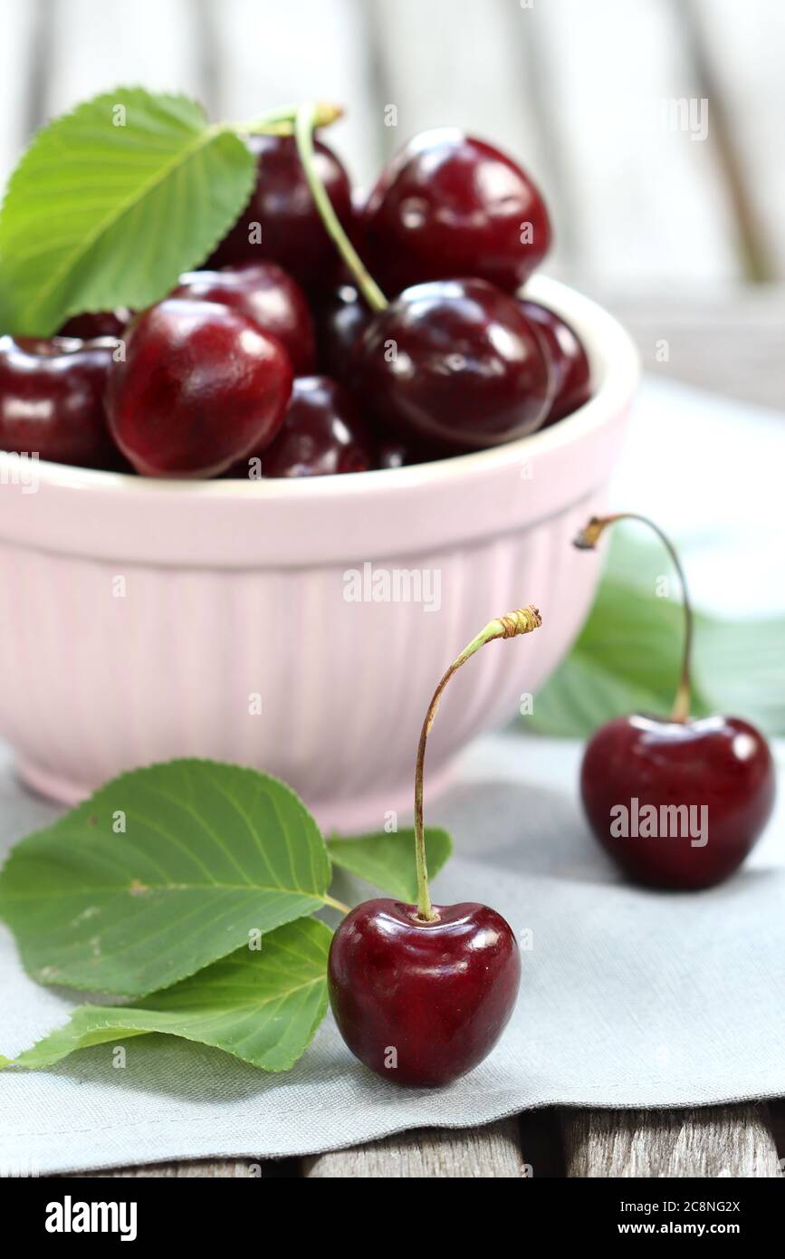 ciliegie dolci fresche in ciotola Foto Stock