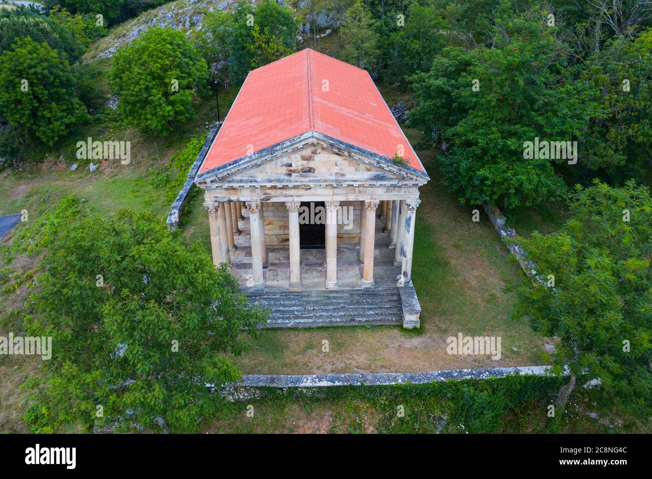 Chiesa neoclassica di San Jorge a Las Fraguas, Arenas de Iguña. Valle Besaya, Cantabria, Spagna, Europa Foto Stock