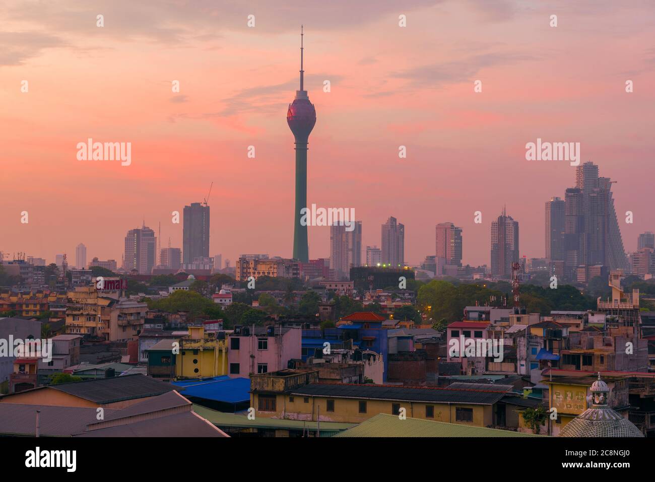 COLOMBO, SRI LANKA - 22 FEBBRAIO 2020: Torre di Loto nel paesaggio urbano dell'alba Foto Stock