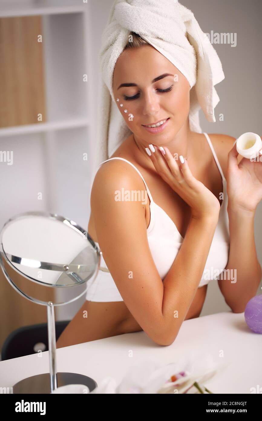 Bella ragazza spa. Toccandola il viso, bellezza e salute Foto Stock