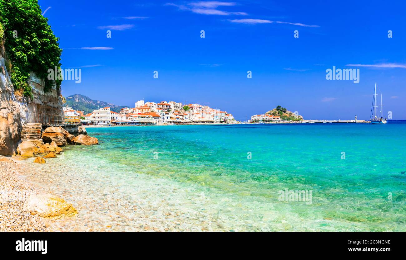 Grecia viaggio. Il villaggio e le spiagge più belle dell'isola di Samos - Kokkari. Popolare destinazione turistica Foto Stock