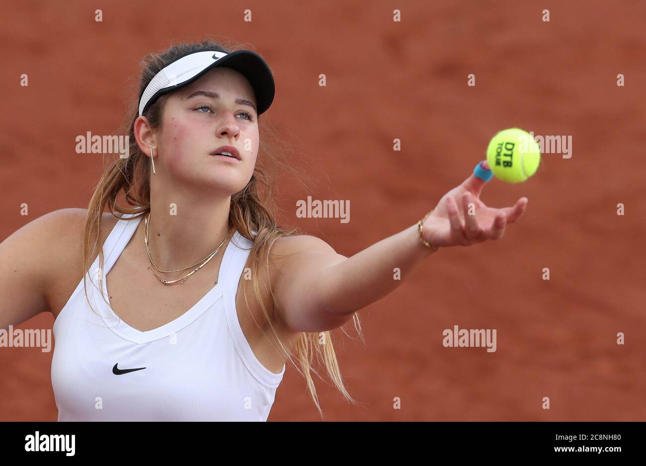 Versmold, Germania. 26 luglio 2020. Tennis: DTB German Pro Series, single, donna, finale, partita per il 3° posto, Ponomar (TC 1899 Blau-Weiss Berlin) contro Schunk (BASF TC Ludwigshafen). Lisa Ponomar lancia una palla su un servire. Credit: Friso Gentsch/dpa/Alamy Live News Foto Stock