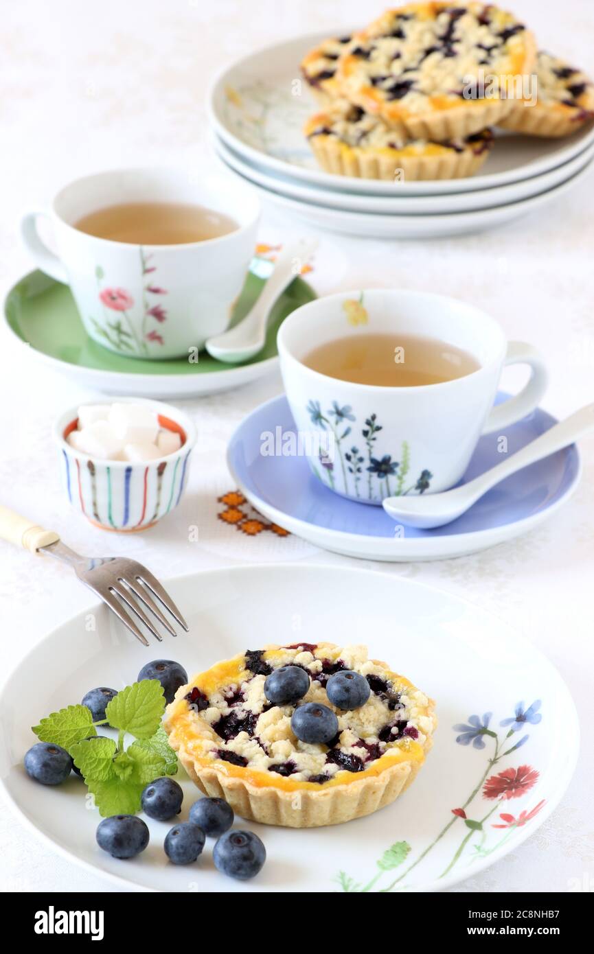 tartette di formaggio mirtillo sul piatto Foto Stock