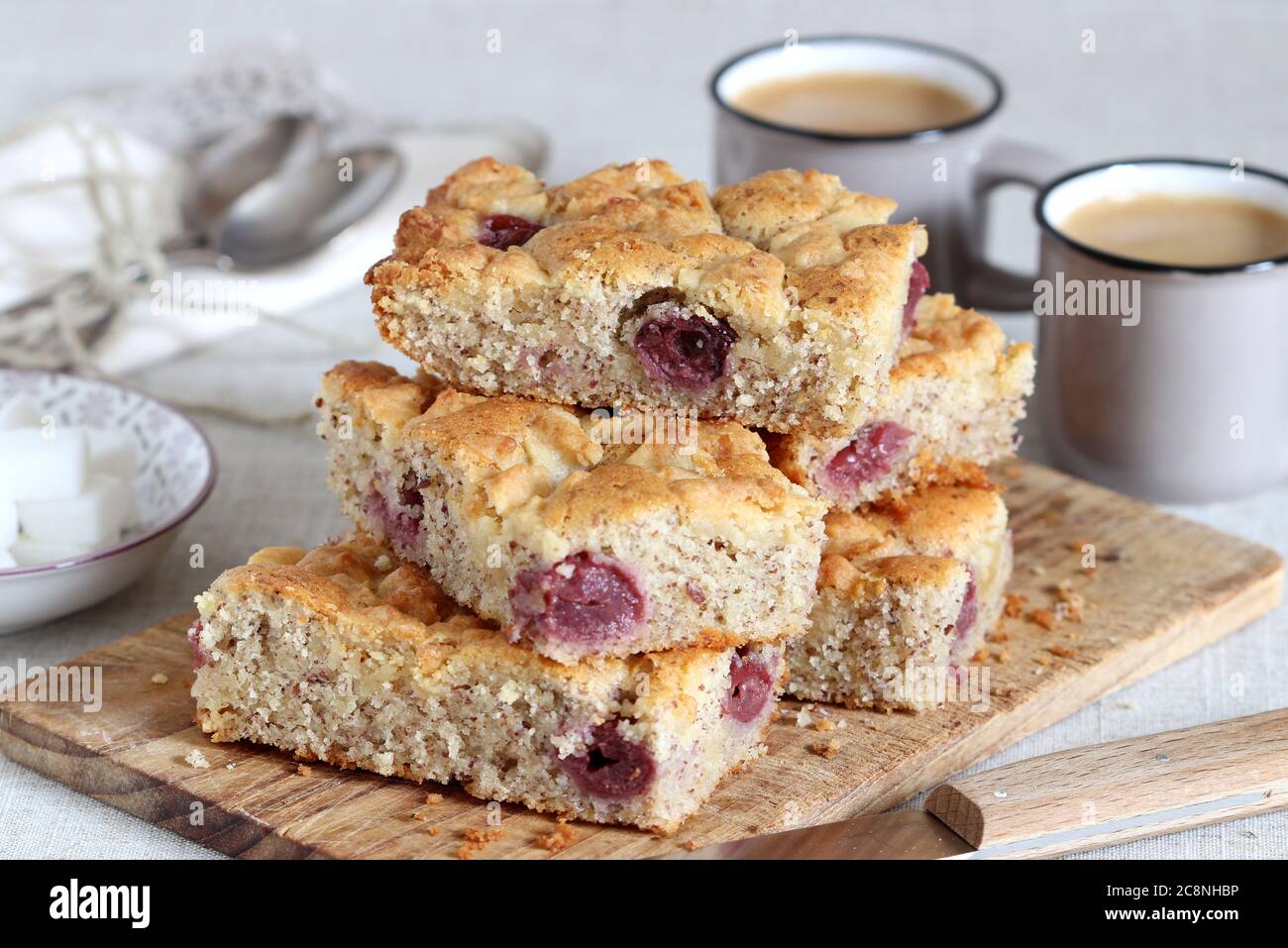 torta di ciliegia su tavola di legno e tazze di caffè Foto Stock