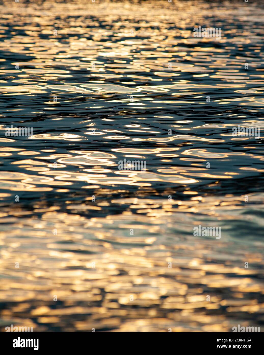 Ondulazione di acqua in sfondo tramonto Foto Stock