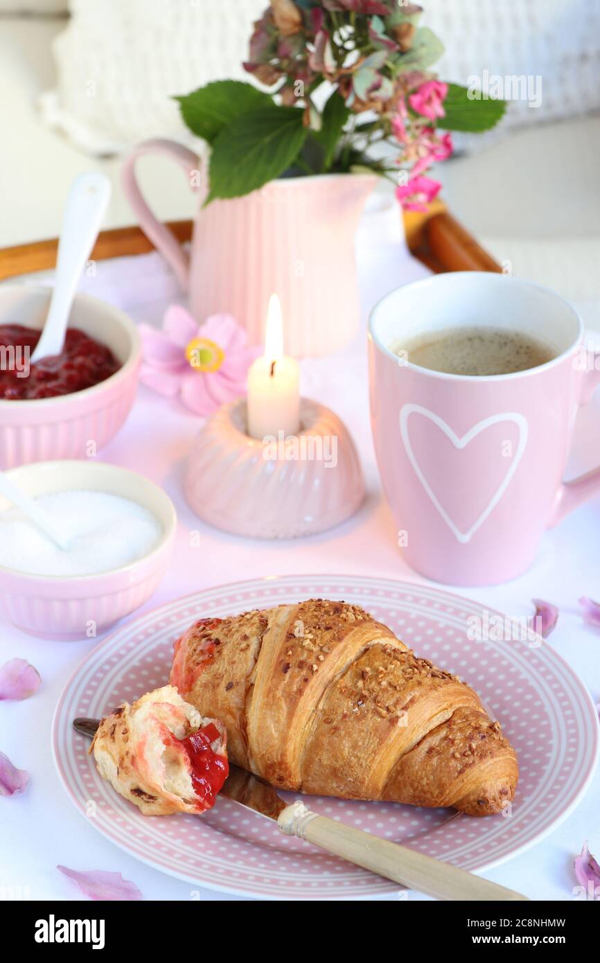 decorazione del tavolo con croissant, caffè e tisane Foto Stock