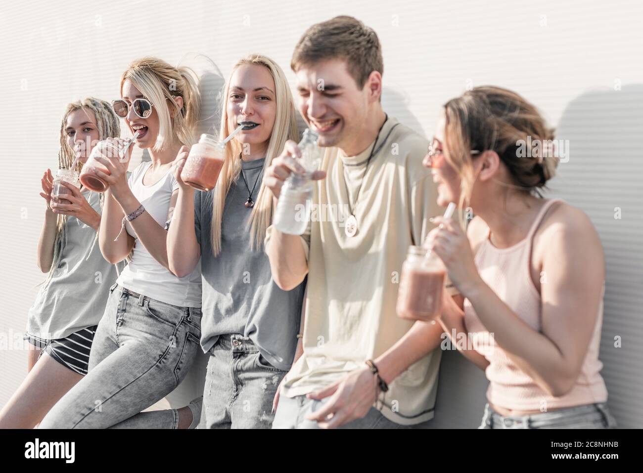 Gruppo di giovani che si divertono e si divertono Foto Stock