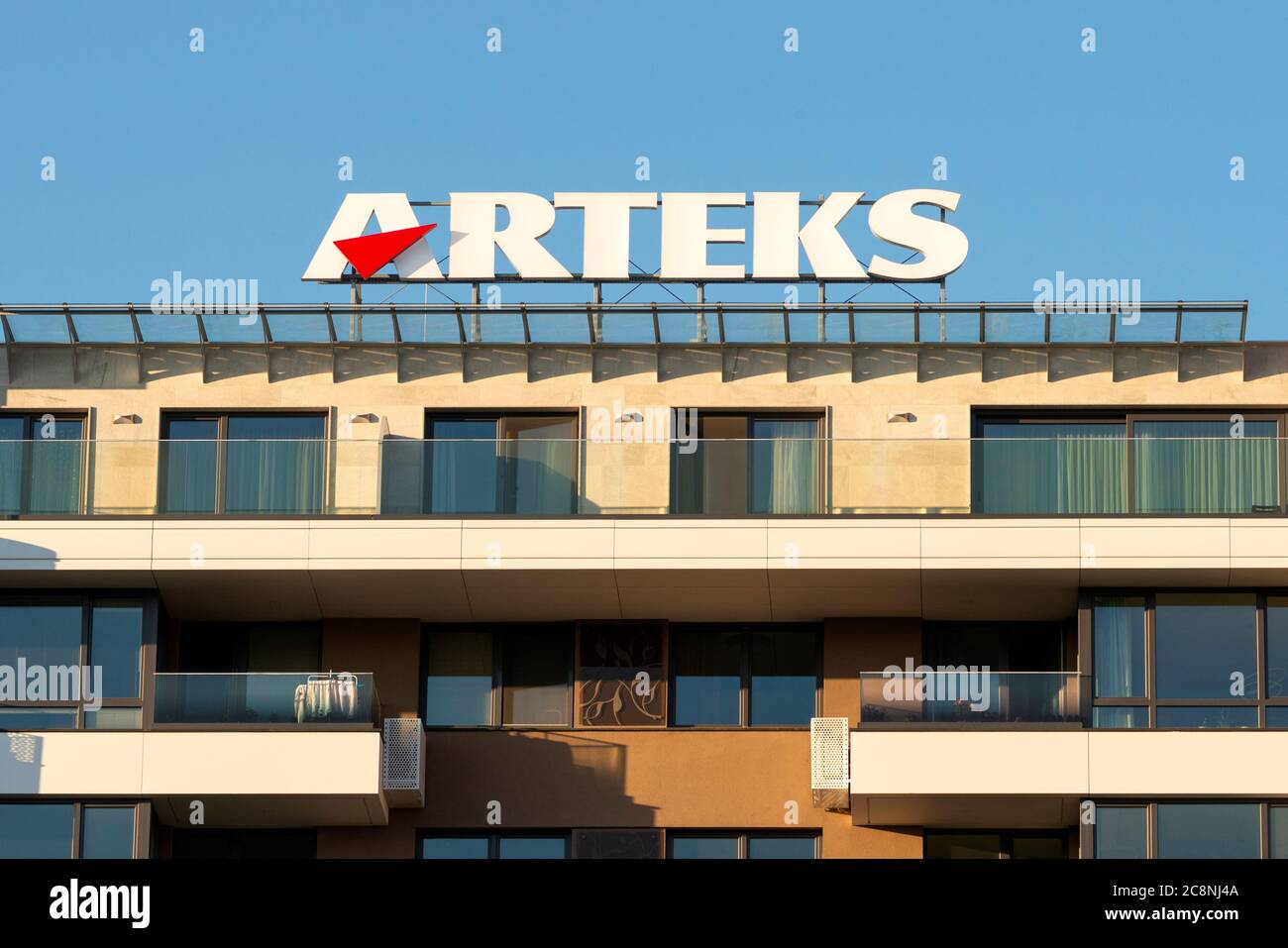 Logo Arteks sugli edifici residenziali di Arteks Engineering come leader nel settore edile e dell'edilizia a Sofia, Bulgaria, Europa orientale, Balcani Foto Stock
