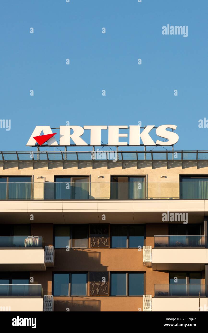 Logo Arteks e cartello su edificio residenziale di Arteks Engineering, una delle principali società di costruzioni e costruzioni di Sofia, Bulgaria, Europa orientale, UE Foto Stock