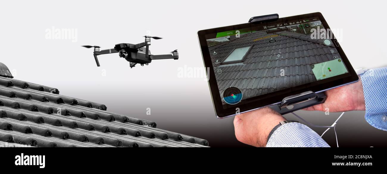 Drone in aria ispezionando il tetto sopra la casa. Primo piano del drone e del tetto. Foto Stock