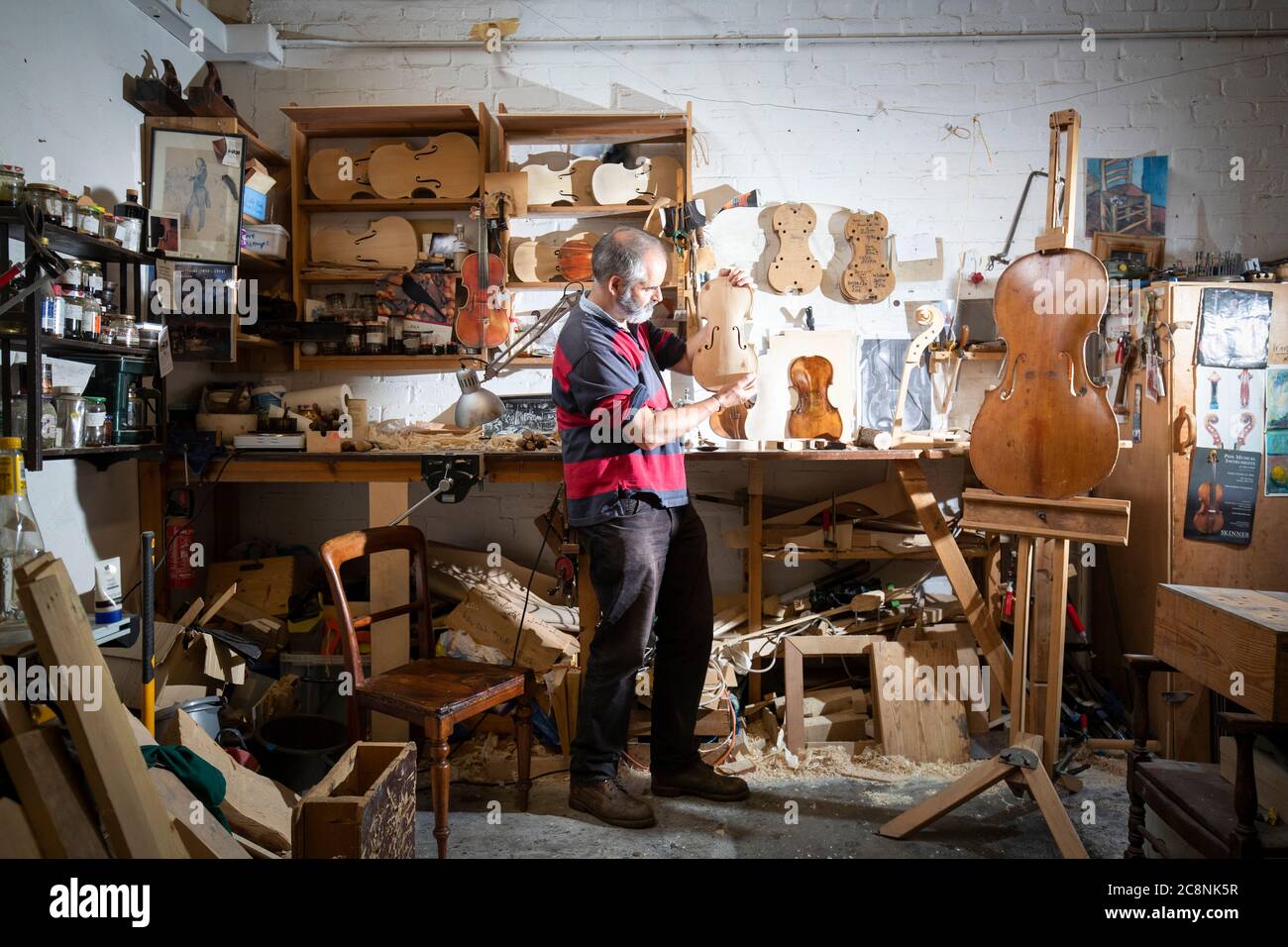 Il luthier Steve Burnet, nel suo workshop a Haymarket, Edimburgo, mette i ritocchi di un violino unico su cui sta lavorando durante il periodo di chiusura in omaggio allo scrittore Robert Louis Stevenson e per celebrare il 170° anniversario dalla nascita del famoso autore nato a Edimburgo. Foto Stock