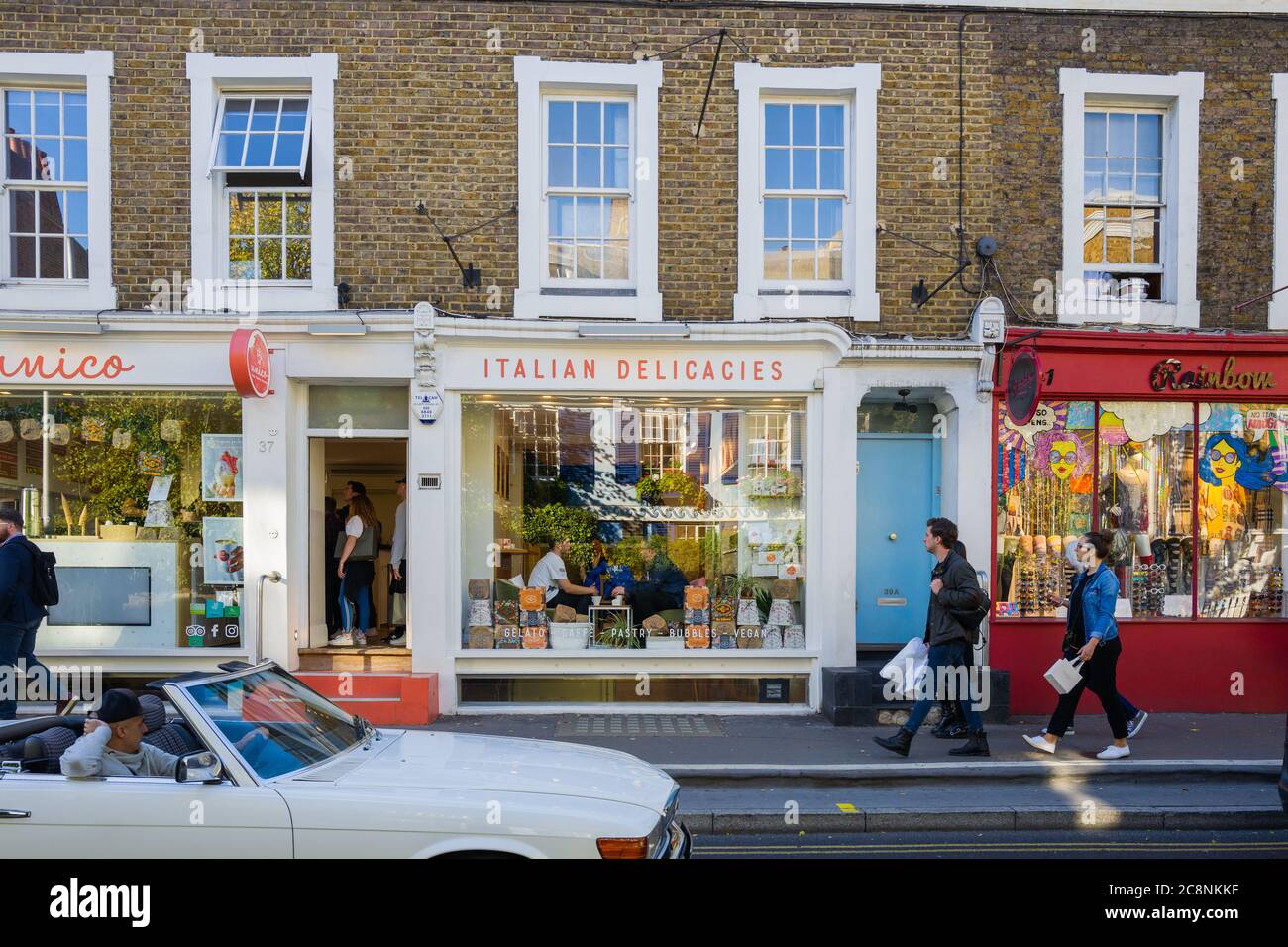 Atmosfera rilassata sulla vivace e alla moda Pembridge Road, Notting Hill, Londra, Regno Unito. Foto Stock