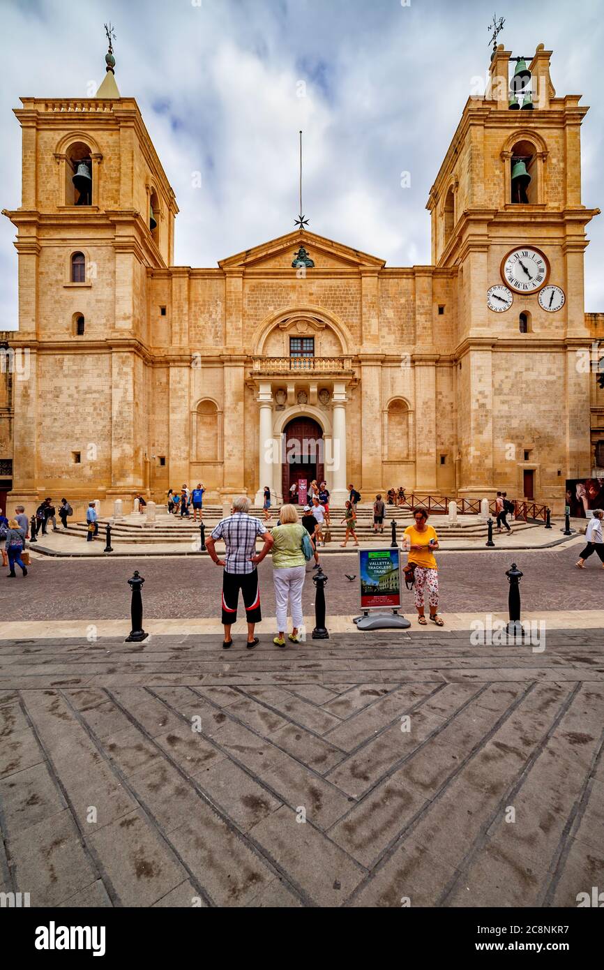 Valletta, Malta - 10 ottobre 2019: Co-Cattedrale di San Giovanni, Chiesa Cattedrale da Piazza San Giovanni, simbolo della città in stile manierista. Foto Stock
