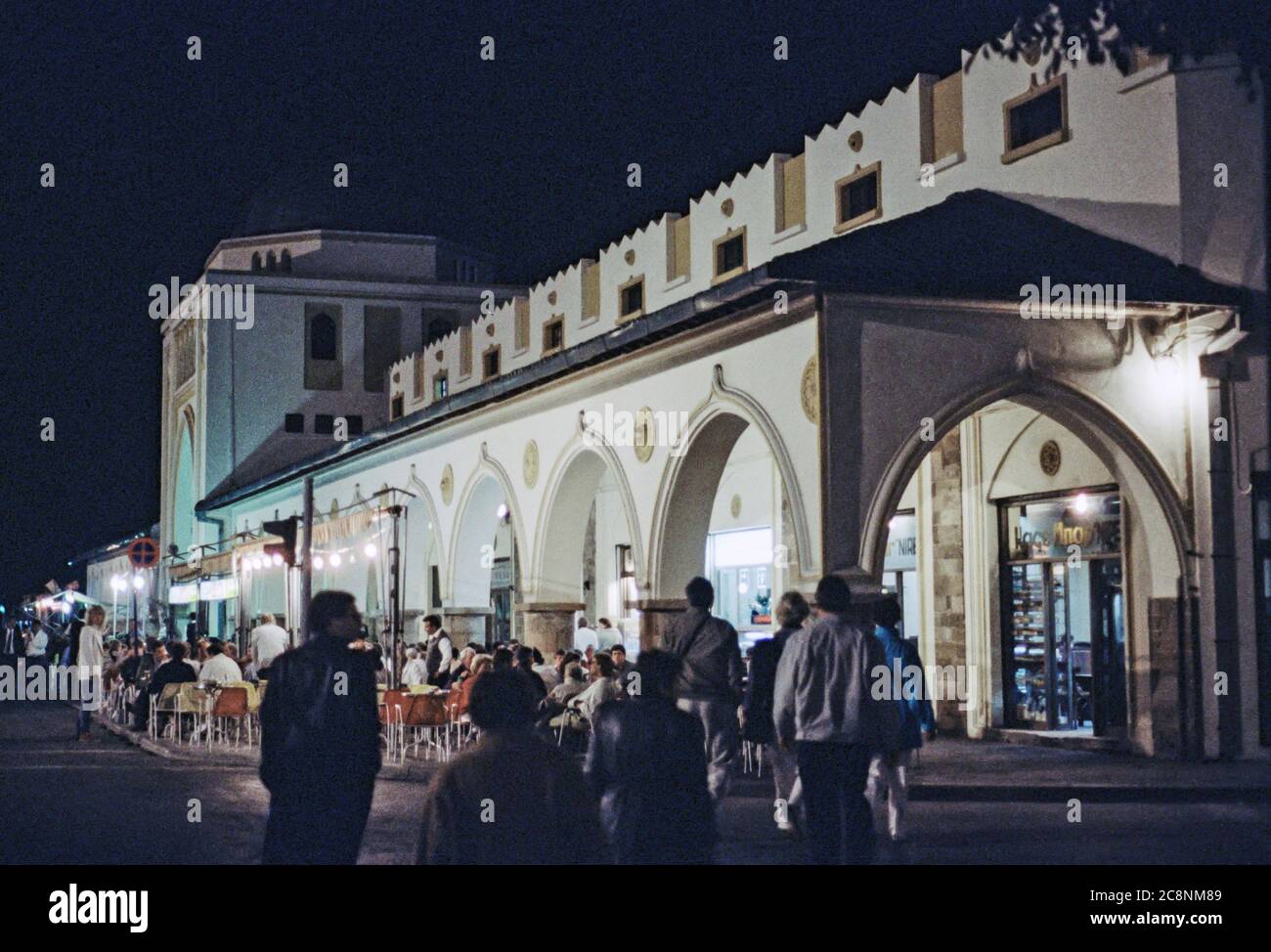 Rodi Grecia archival scannerizzato foto - mangiare fuori accanto al porto di Rodi Foto Stock