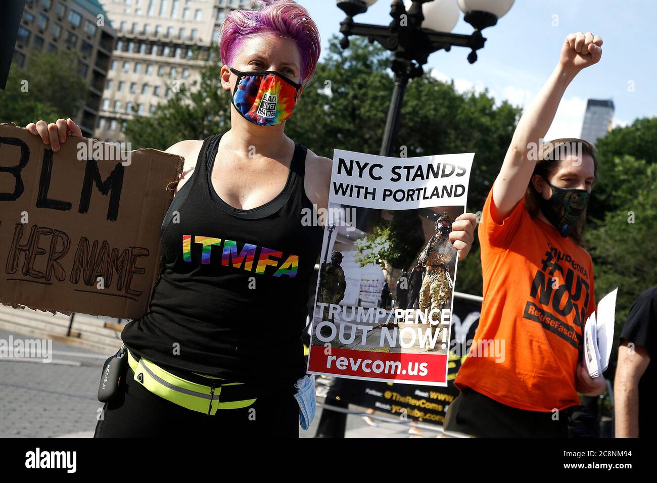 New York, Stati Uniti. 25 luglio 2020. I manifestanti manifestano contro il fascismo e il presidente Donald Trump a Union Square il 25 luglio 2020 a New York City. I manifestanti hanno chiesto la rimozione del presidente Trump e del vicepresidente Pence e hanno portato segnali che hanno detto "Rifiuta il fascismo" e "Nessuna truppe nelle nostre città". Il presidente Trump sostiene di inviare agenti federali a Portland per aiutare la polizia a controllare le proteste della materia Black Lives che si sono verificati per il mese scorso. (Foto di John Lamparski/Sipa USA) Credit: Sipa USA/Alamy Live News Foto Stock