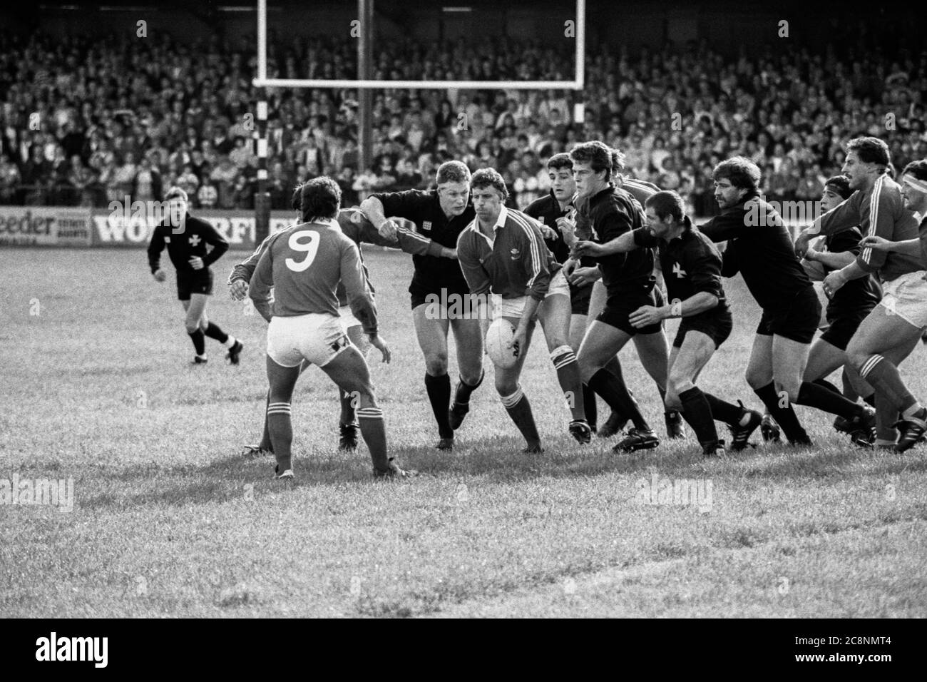 Il flanker Llanelli RFC Gary Jones passa a Jonathan Griffiths sotto la pressione del pack Neath RFC in gioco che si tiene al Gnoll di Neath il 1 ottobre 1988. Foto Stock