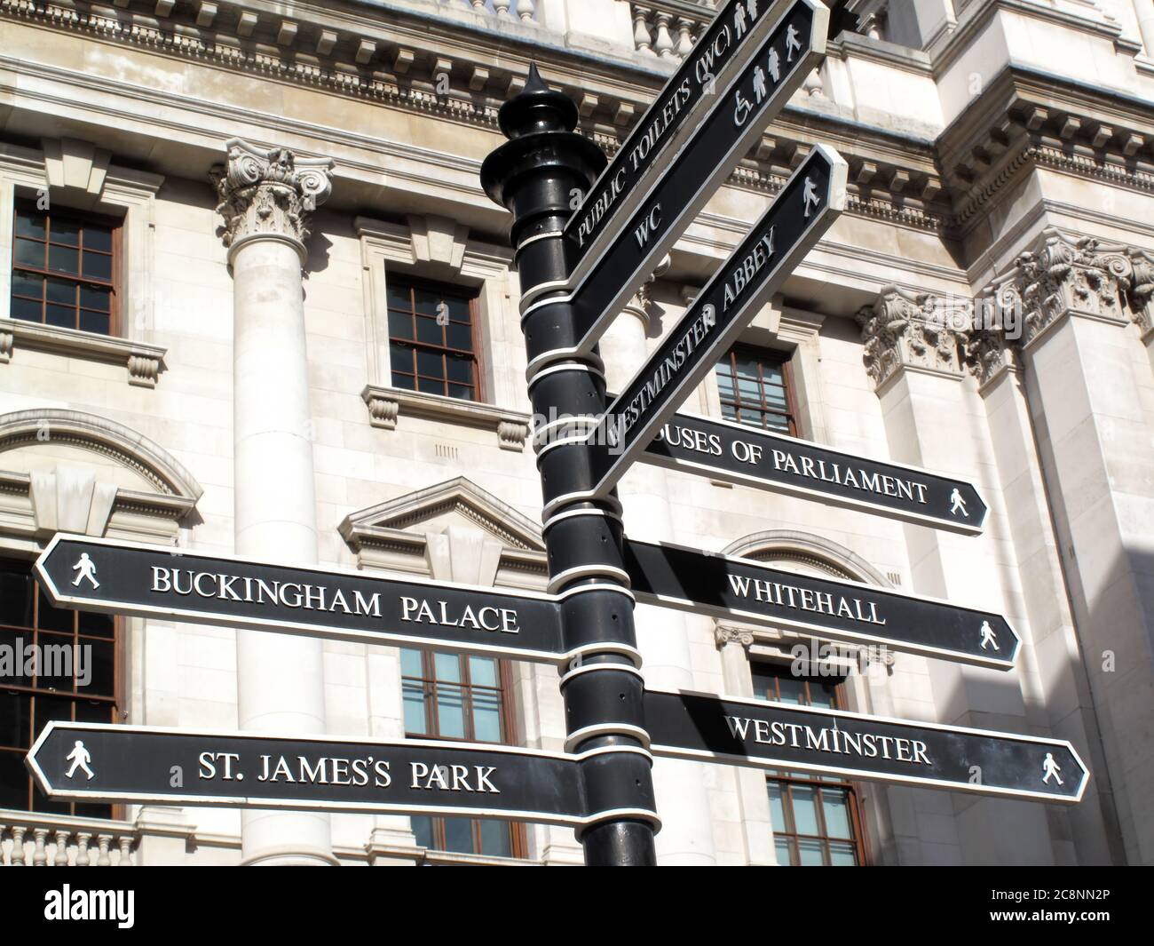 Cartello retro che fornisce indicazioni per Westminster Abbey Houses of Parliament Buckingham Palace St James's Park Whitehall e Westminster a Lendo Foto Stock