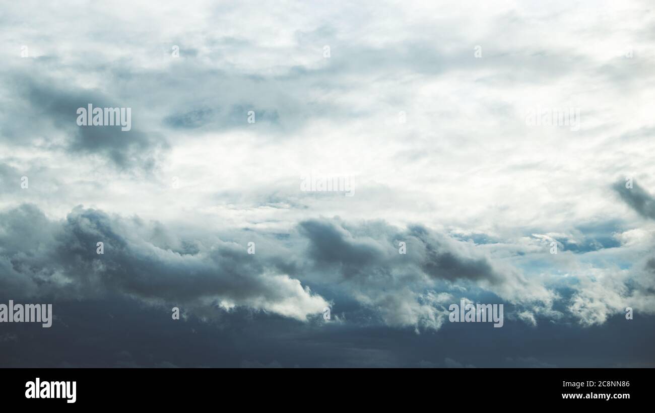 Nuvoloso con nuvole di pioggia. Sfondo naturale Foto Stock