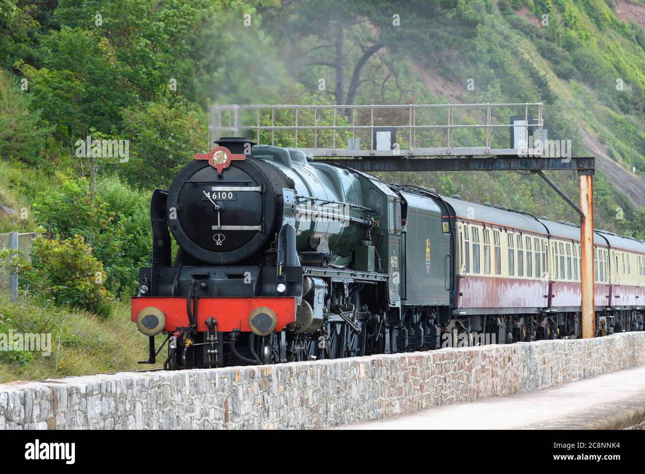 Locomotiva a vapore 46100 Royal Scot trasporta il treno English Riviera Express passando la parete del mare Teignmouth South Devon UK Foto Stock