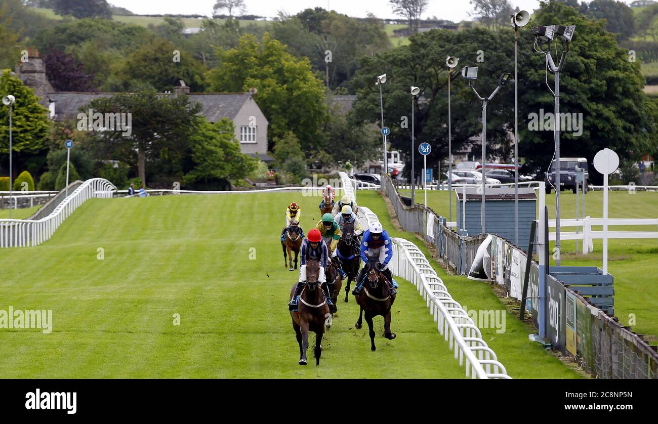 Top Billing guidato dal fantino Brian Hughes (a sinistra) vince il Cartmel Sticky Toffee Pudding handicap Hickle all'ippodromo di Cartmel. Foto Stock