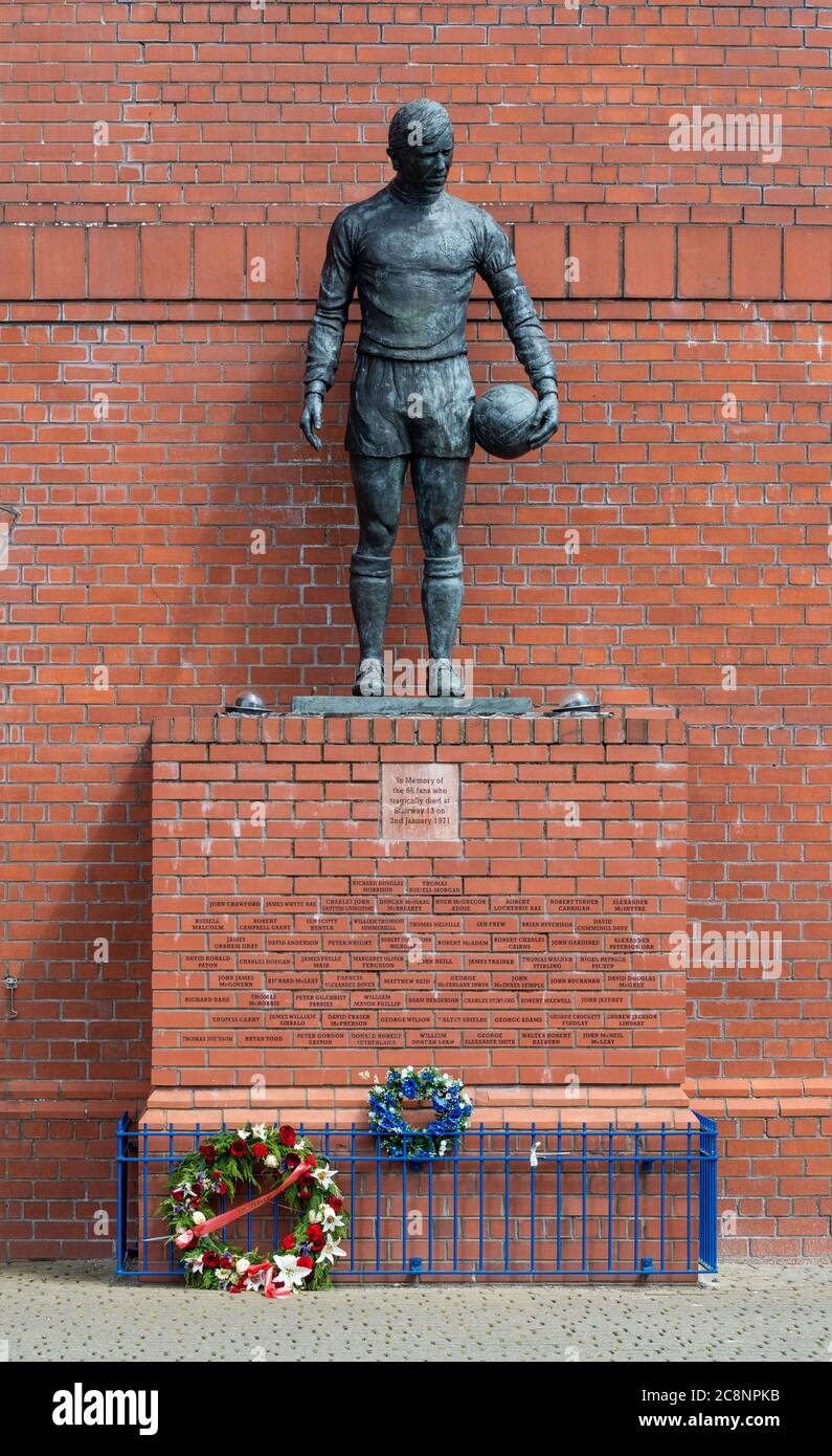 La statua commemorativa dell'Ibrox Disaster commemorava il disastro dell'Ibrox del 1971 fuori dallo stadio Ibrox, Glasgow, Scozia, Regno Unito Foto Stock