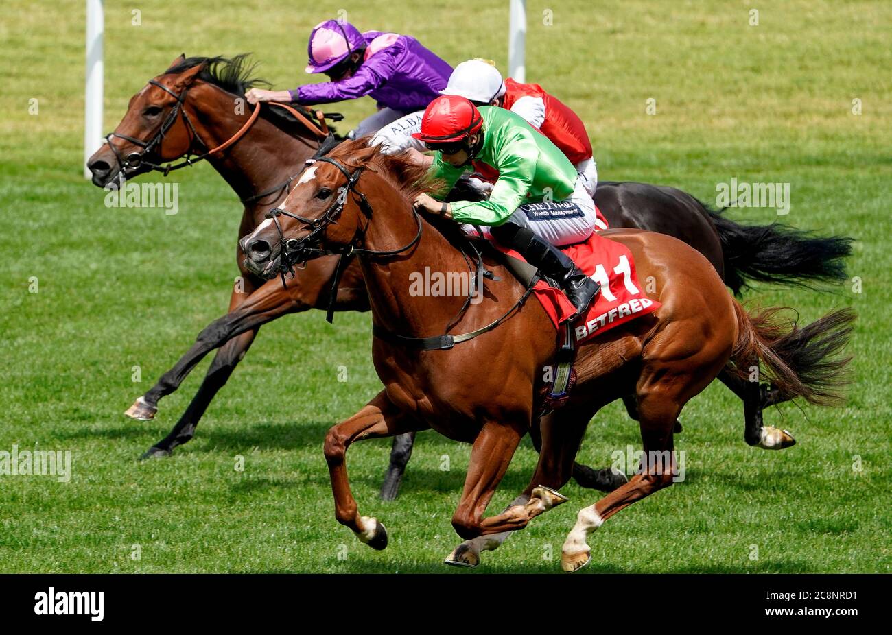 Tone the Barone guidato dal fantino Harry Bentley (a destra) sulla strada per vincere il gioco di fortuna Fifty in esclusiva su Betfair Handicap Stakes all'ippodromo di Ascot. Foto Stock