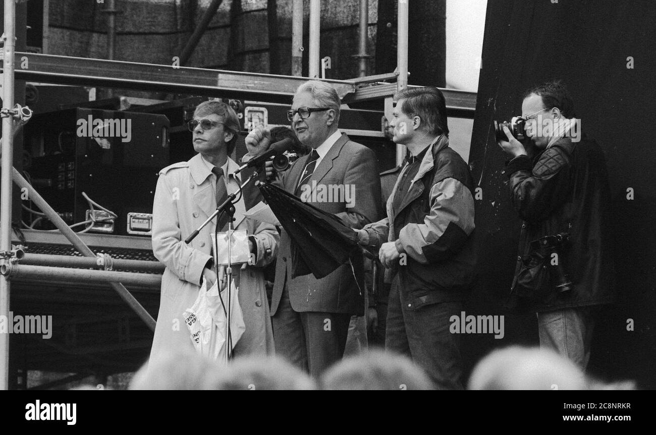 L'ex leader della SPD Hans-Jochen Vogel è morto. Per molti anni è stato veterano dei socialdemocratici, leader del partito, ministro federale e ministro federale. Come la moglie Liselotte ha confermato, morì domenica mattina all'età di 94 anni a Monaco. Firo Politics archivio: 13.06.1987 Bonner Hofgarten Pace dimostrazione con la SPD. Archivio storico delle politiche il giorno prima della sua elezione a nuovo presidente del DOCUP, Hans-Jochen Vogel dovrebbe essere onorato in modo speciale: Il movimento per la pace lo ha invitato come oratore principale alla grande manifestazione di Bonn il 13 giugno. Dawith è da riconoscere per Vogel Foto Stock