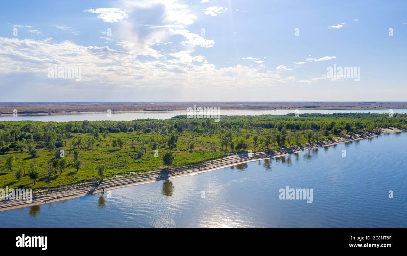Panorama aereo dei fiumi della regione di Astrakhan in primavera. Foto di alta qualità Foto Stock