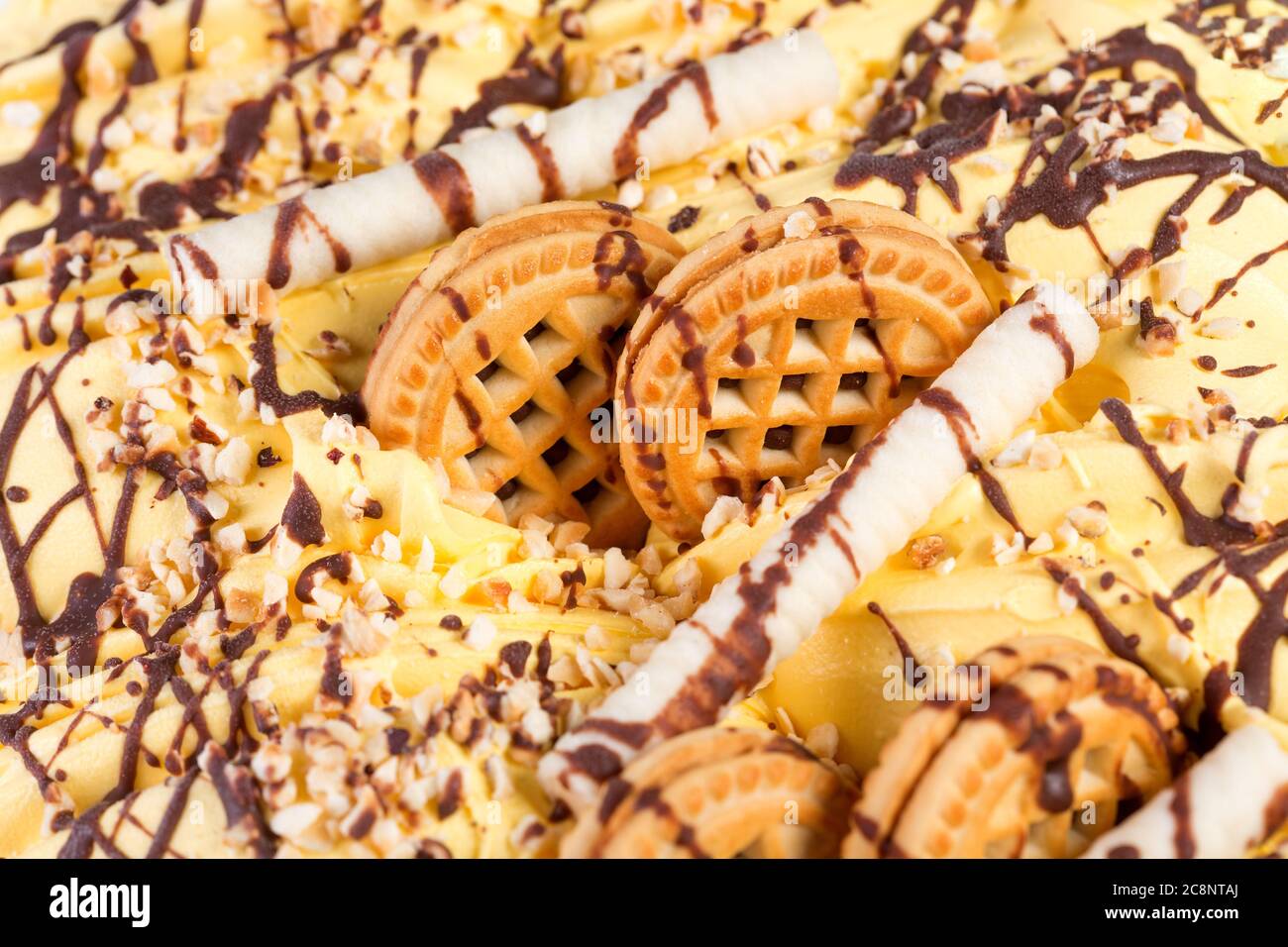 Gelato Oange con biscotti e glassa al cioccolato. Foto Stock