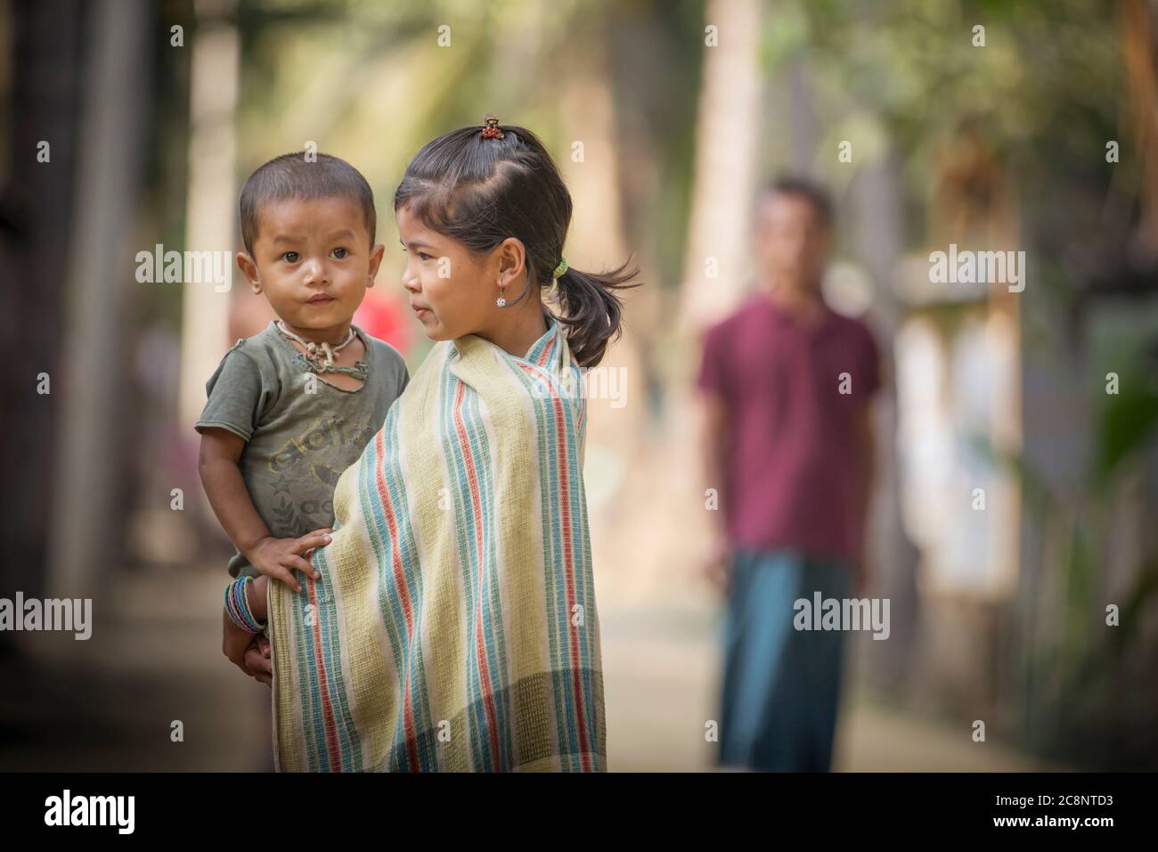 Chittagong, Bangladesh, 25 febbraio 2016: Donna e bambino del bangladesh nel loro villaggio nella zona rurale del paese Foto Stock