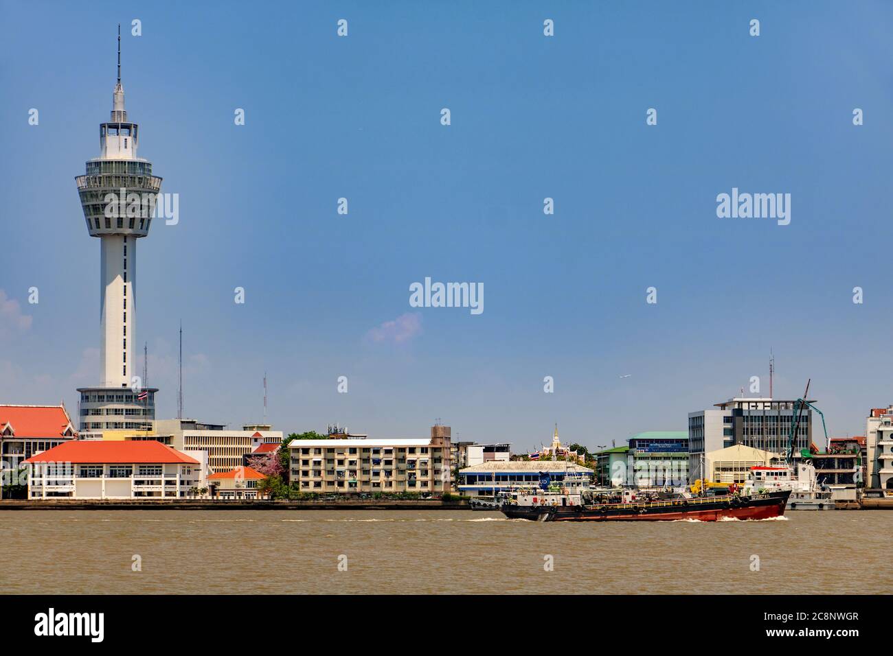 SAMUT PRAKAN, THAILANDIA, Apr 02 2019, la torre di osservazione sulla costa di Samut Prakan con traffico marittimo sul fiume Chao Phraya. Foto Stock