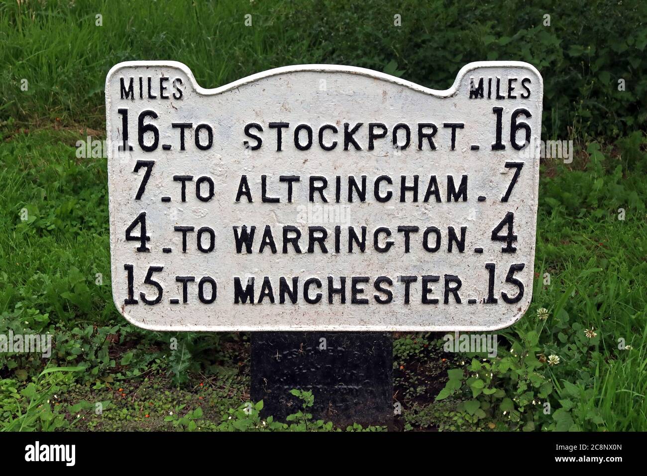 Distanze da Lymm Village, Warrington, Stockport, altrincham, Warrington, Manchester, lettere nere su sfondo bianco Foto Stock