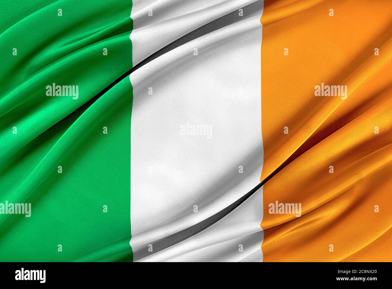 Bandiera colorata irlandese che sventola nel vento. Foto Stock