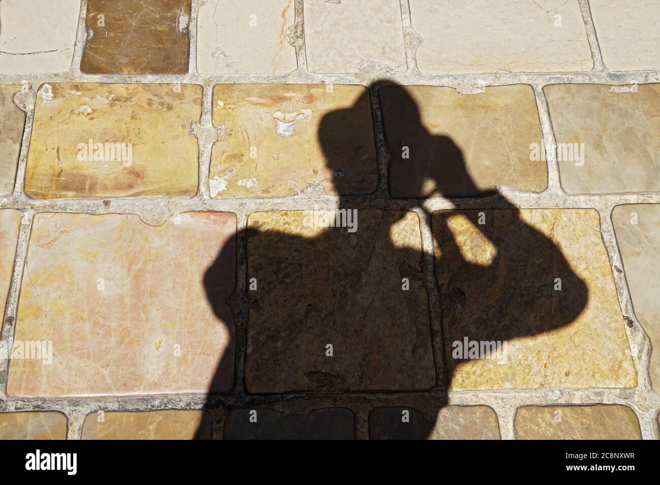 ombra di uomo che scatta foto Foto Stock