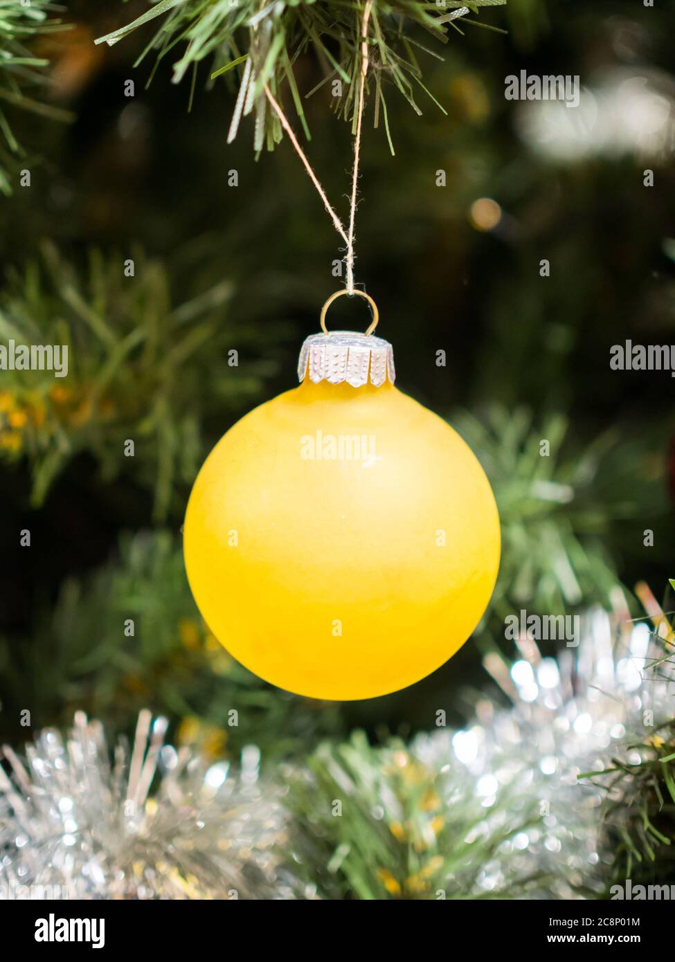 Giocattolo albero di Natale - palla gialla Foto Stock