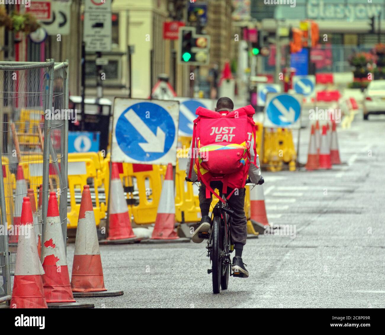 Glasgow, Scozia, UK 26ht Luglio, 2020:Coronavirus shopping Domenica ha visto le code fuori primark in argyle Street. E acquirenti in maschere di faccia. I lavori di grandi dimensioni hanno reso la guida un incubo fuori dalla nuova stazione di strada regina e solo mangiare ciclisti faticoso. Credit: Gerard Ferry/Alamy Live News Foto Stock