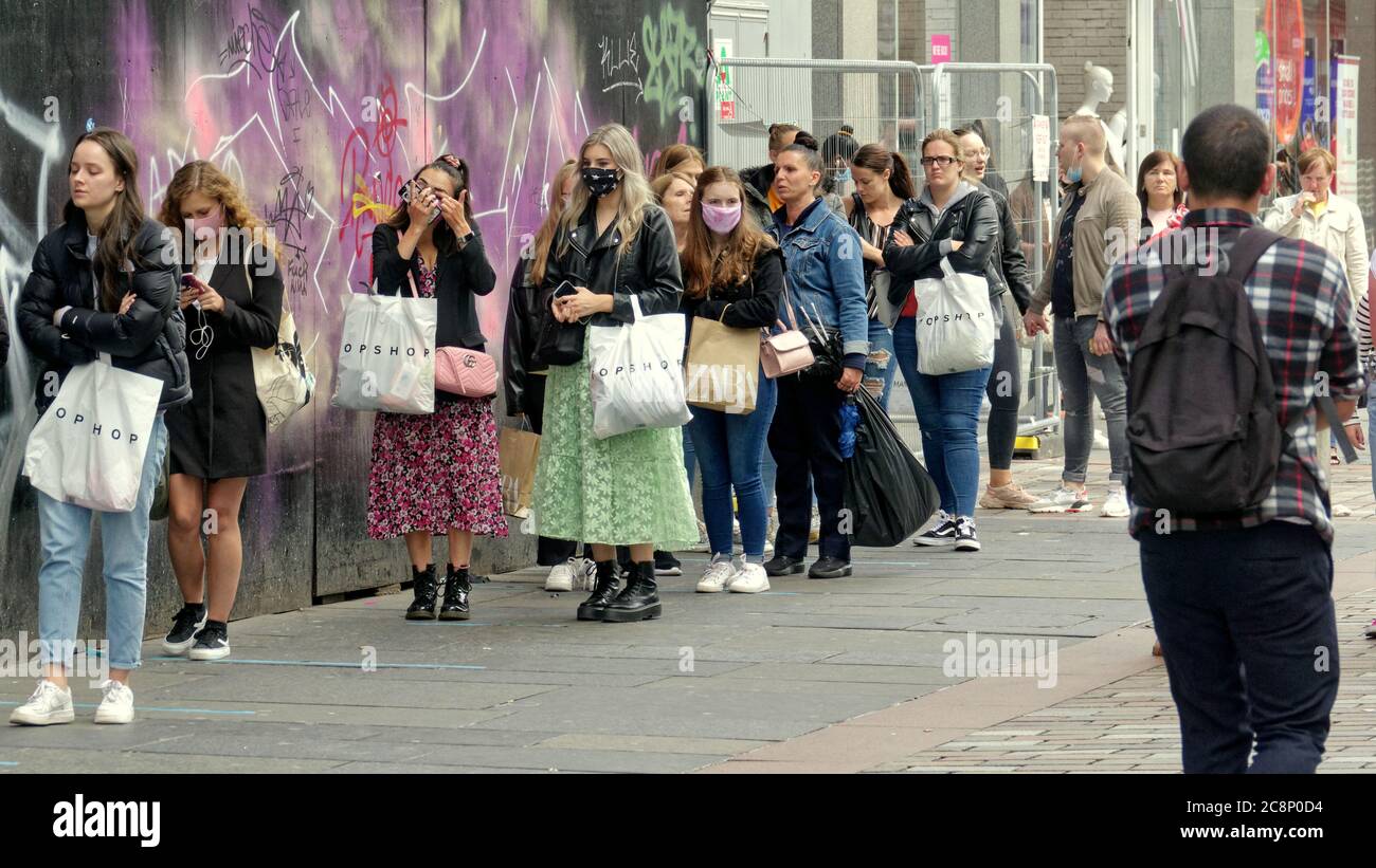 Glasgow, Scozia, UK 26ht Luglio, 2020:Coronavirus shopping Domenica ha visto le code fuori primark in argyle Street. E acquirenti in maschere di faccia. I lavori di grandi dimensioni hanno reso la guida un incubo fuori dalla nuova stazione di strada regina e solo mangiare ciclisti faticoso. Credit: Gerard Ferry/Alamy Live News Foto Stock