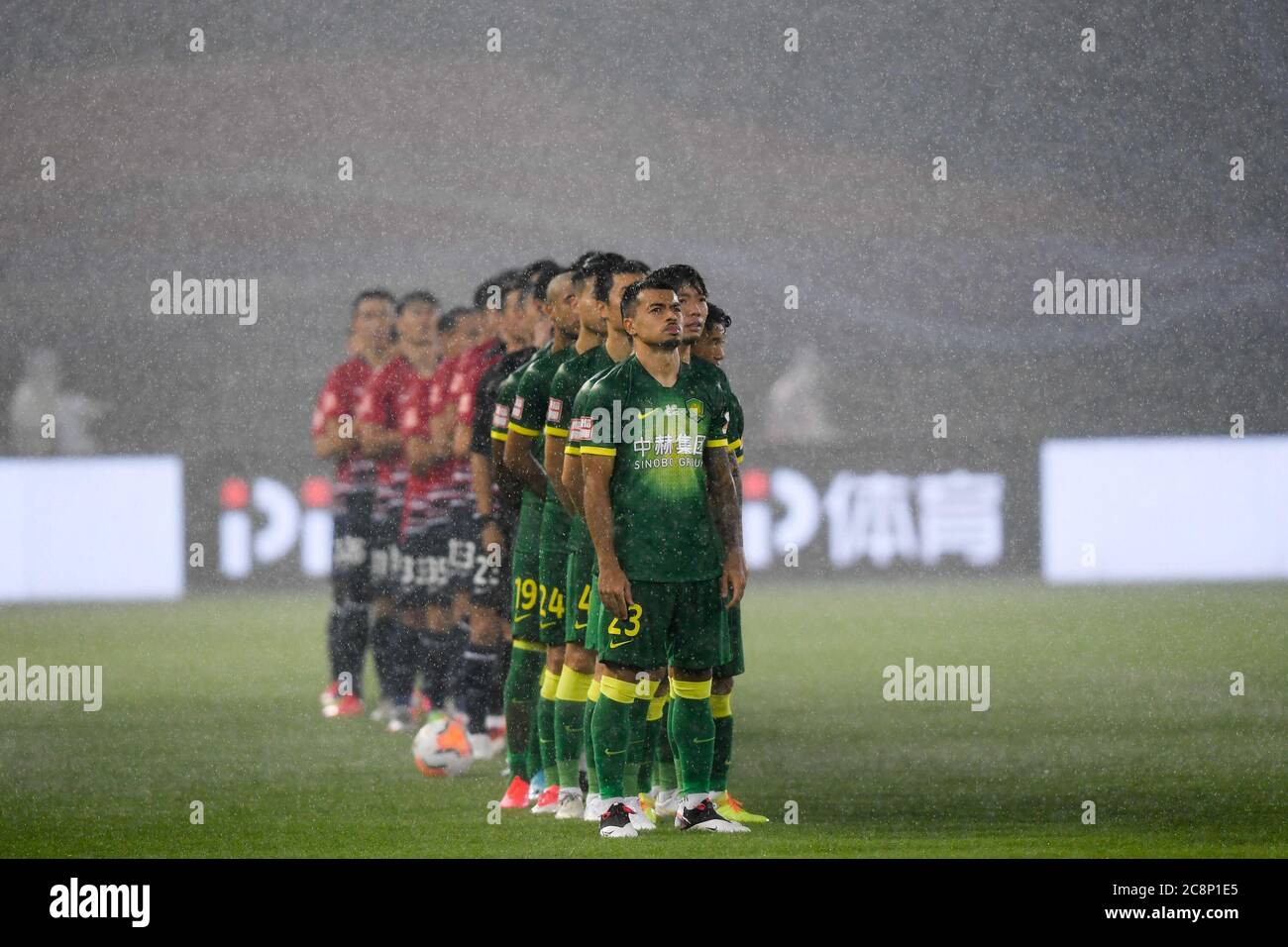 Suzhou, la provincia cinese di Jiangsu. 26 luglio 2020. I giocatori di entrambe le parti ascoltano l'inno nazionale prima della prima partita tra Chongqing Dangdai Lifan e Beijing Guoan alla stagione 2020 rinviata della Super League dell'Associazione di Calcio Cinese (CSL) a Suzhou, nella provincia di Jiangsu della Cina orientale, 26 luglio 2020. Credit: Li Bo/Xinhua/Alamy Live News Foto Stock