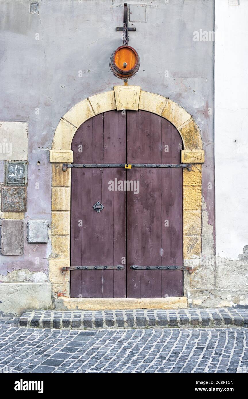 Vecchia porta di legno sulla strada Foto Stock