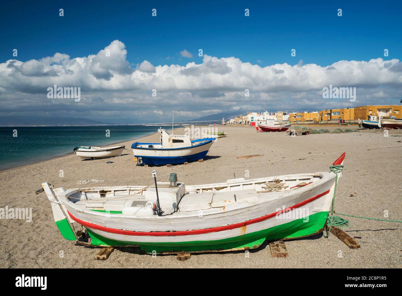 Barche da pesca alla spiaggia di San Miguel, Cabo de Gata, Almeria, Andalusia, Spagna Foto Stock