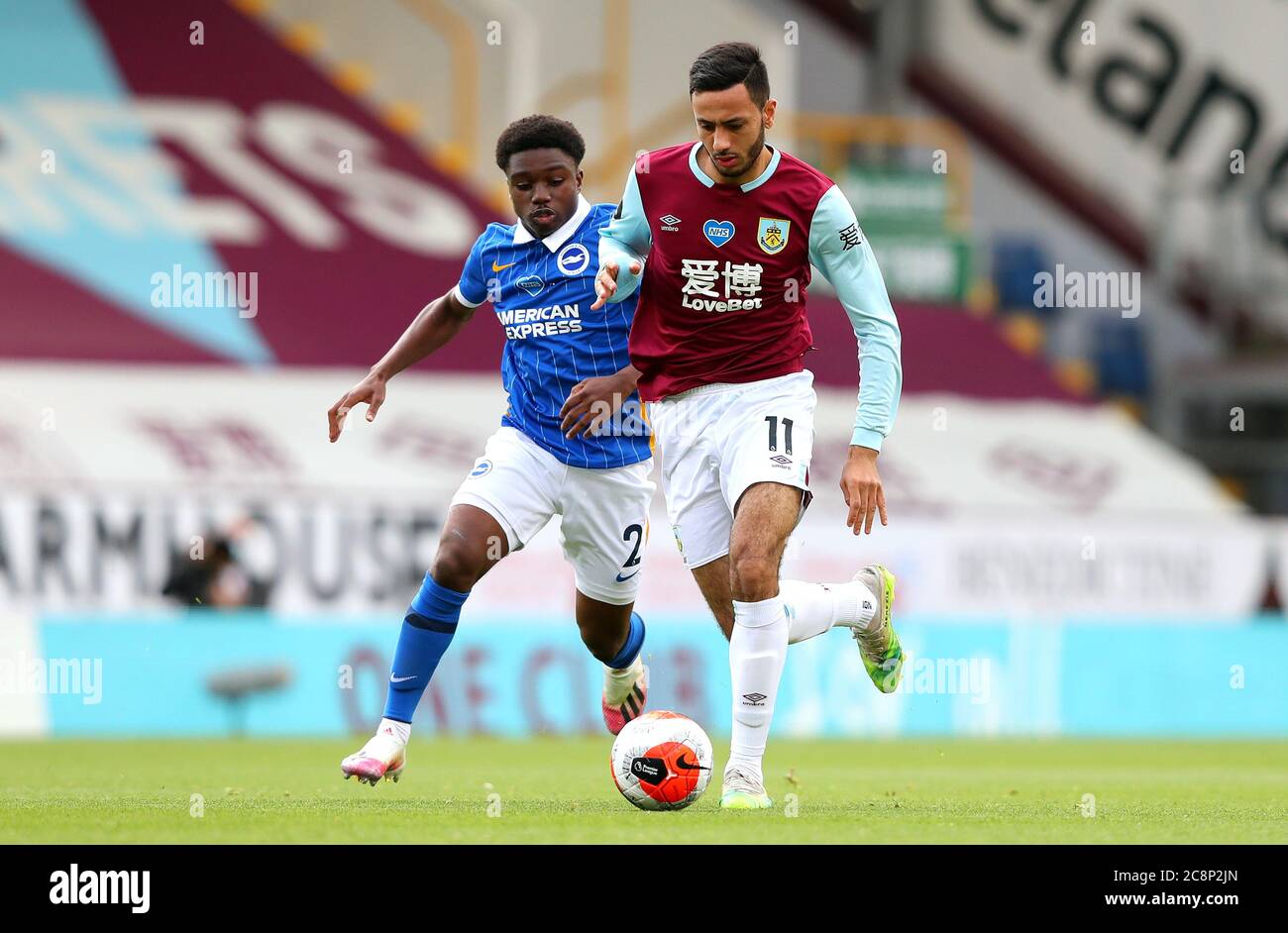 Brighton e Hove Albion's Tariq Lamptey (a sinistra) e Burnley's Dwight McNeil battaglia per la palla durante la Premier League a Turf Moor, Burnley. Foto Stock