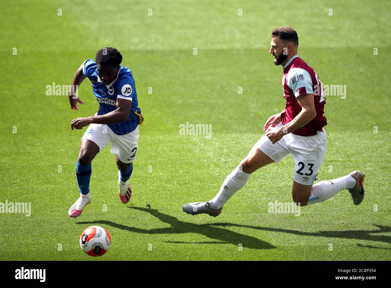 Brighton e Hove Albion's Tariq Lamptey (a sinistra) e Erik Pieters di Burnley si battono per la palla durante la partita della Premier League a Turf Moor, Burnley. Foto Stock