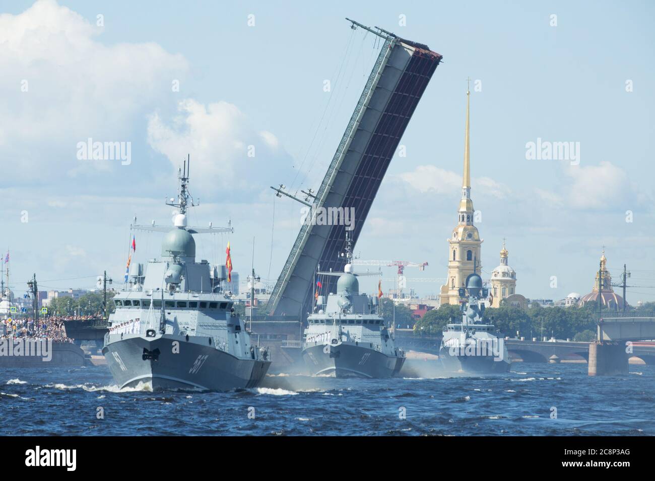 Mosca, Russia. 26 luglio 2020. Le navi della marina russa navigano durante una parata militare per celebrare la Giornata della Marina russa a San Pietroburgo, Russia, 26 luglio 2020. La parata navale di San Pietroburgo ha coinvolto 46 navi e sottomarini, oltre 40 aerei ed elicotteri e oltre 4,000 militari. Nelle altre basi della flotta del paese si sono svolte piccole celebrazioni. La Russia celebra annualmente la sua Giornata della Marina nell'ultima domenica di luglio. Credit: Irina Motina/Xinhua/Alamy Live News Foto Stock