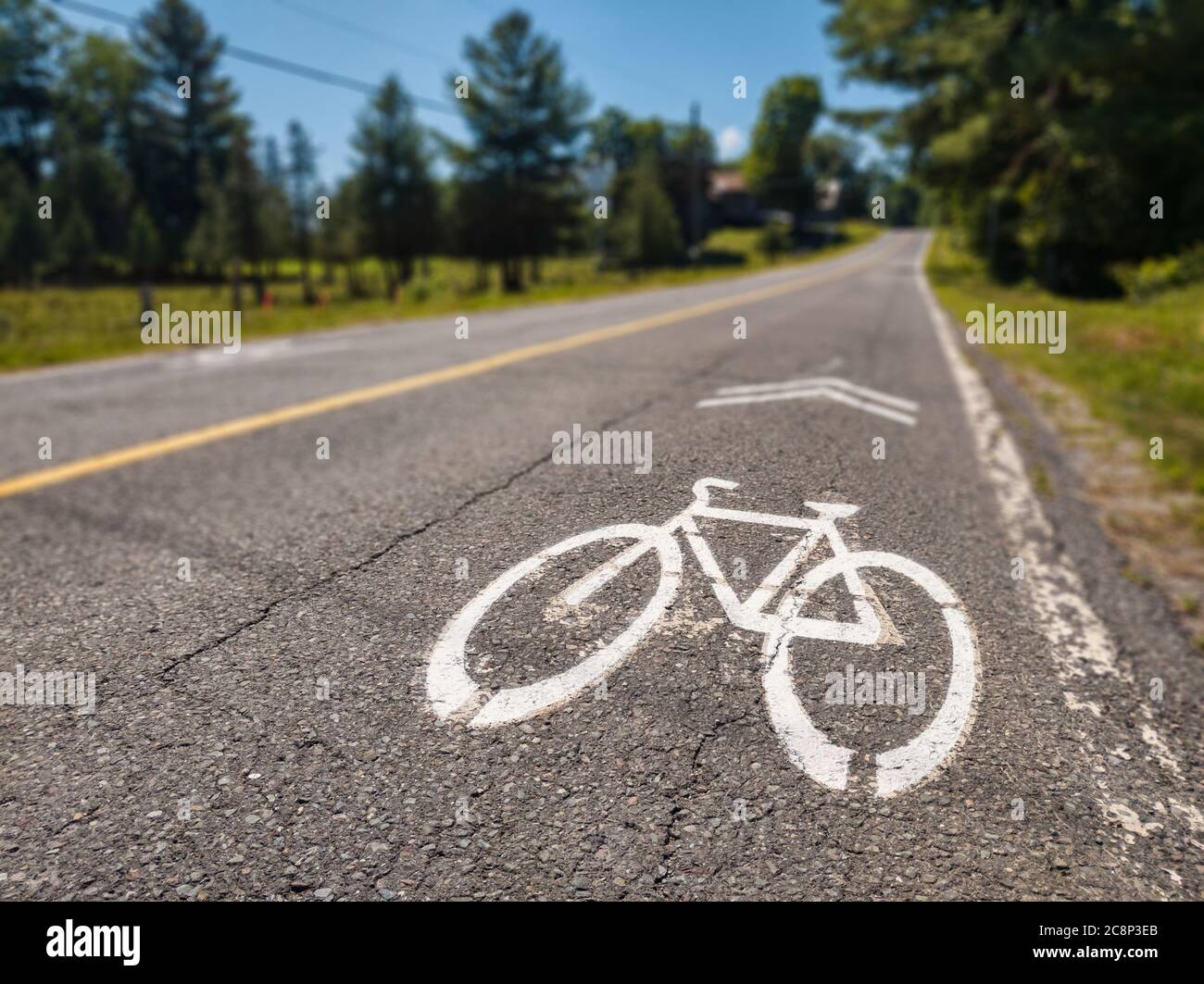 Segno di pista ciclabile sul marciapiede nella campagna del Quebec, Canada Foto Stock